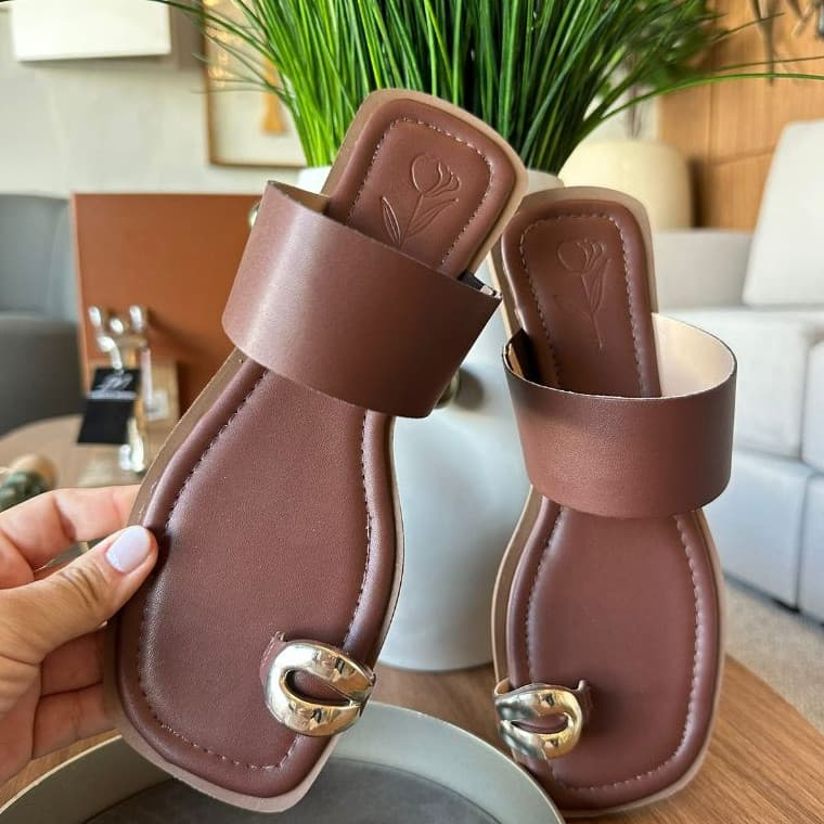 Sandália Feminina Rasteirinha Confortável Chinelo Dedo Flat Ring Toe Bico Quadrado Enfeite Metal