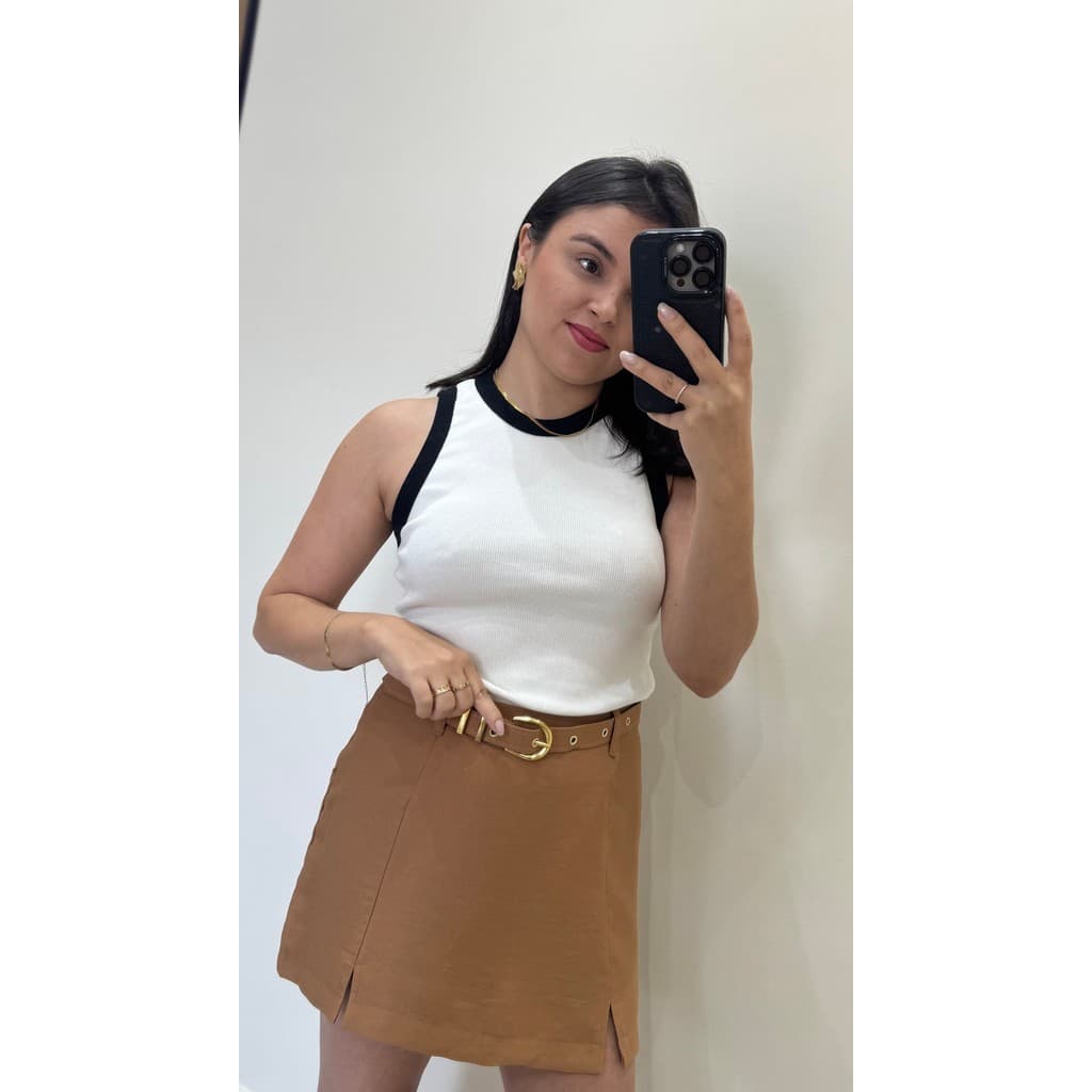 Shortsaia Joana, cinto com detalhes dourados
