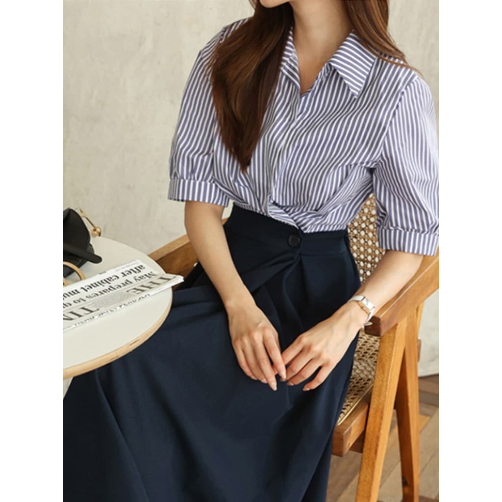 Camisa listrada azul branca feminina 2026 verão novo estilo moda lapela camisa de manga curta Design solto Top francês