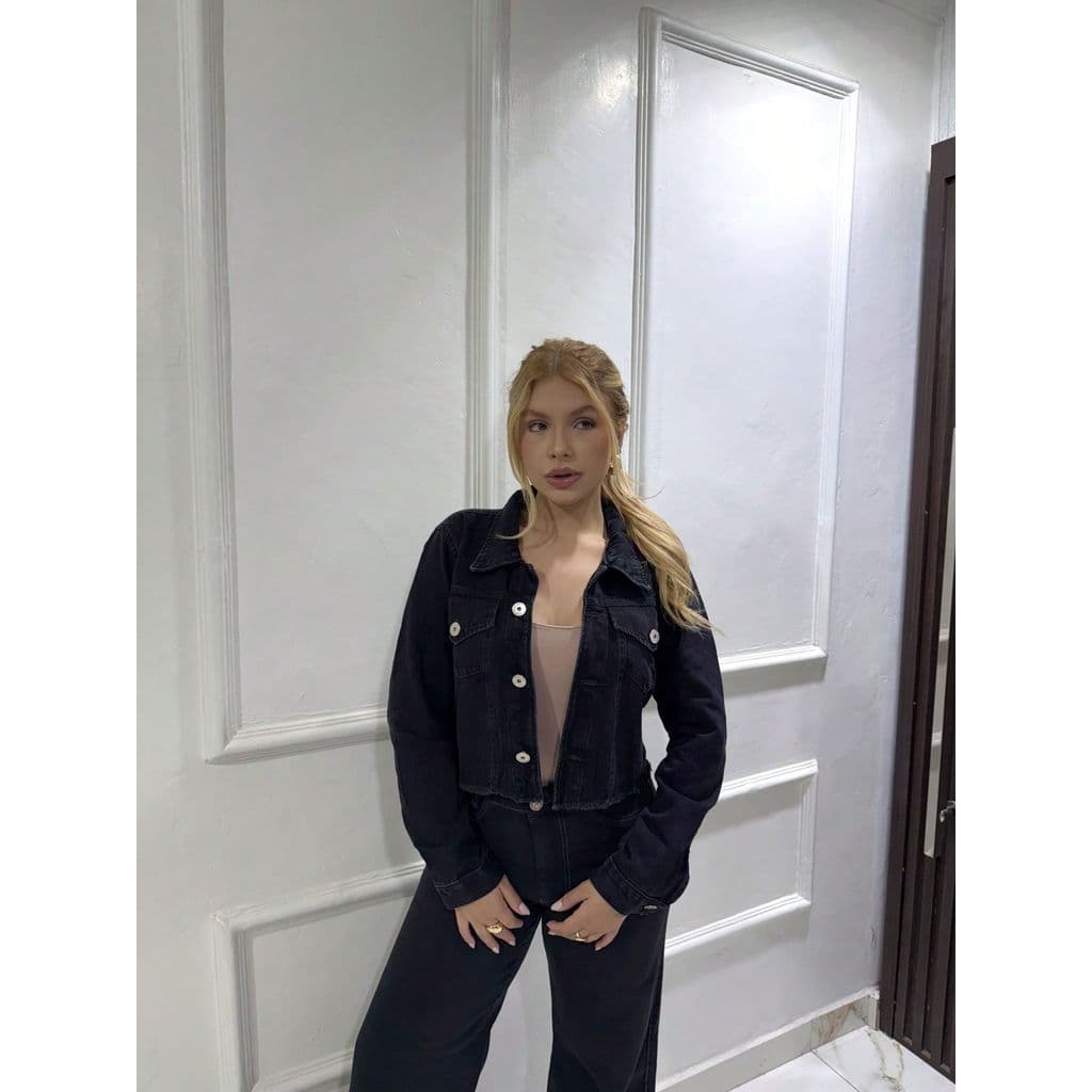 Jaqueta Cropped Jeans Barra Desfiada Chumbo Moderna, Estilosa E Cheia De Atitude