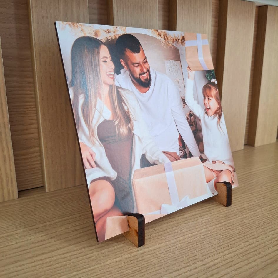 Quadro de Mesa Personalizado com Foto – Casal, Pet ou Família | 15x15 ou 20x20 cm | Com Suporte