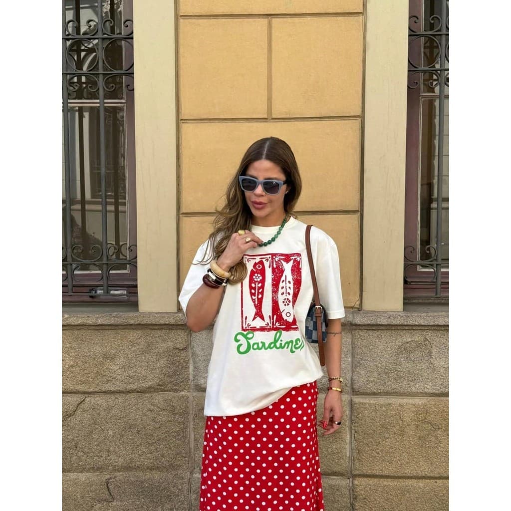 Blusa Feminina Gola Redonda Estampa SARDINES com fundo Vermelho Camiseta em Algodão