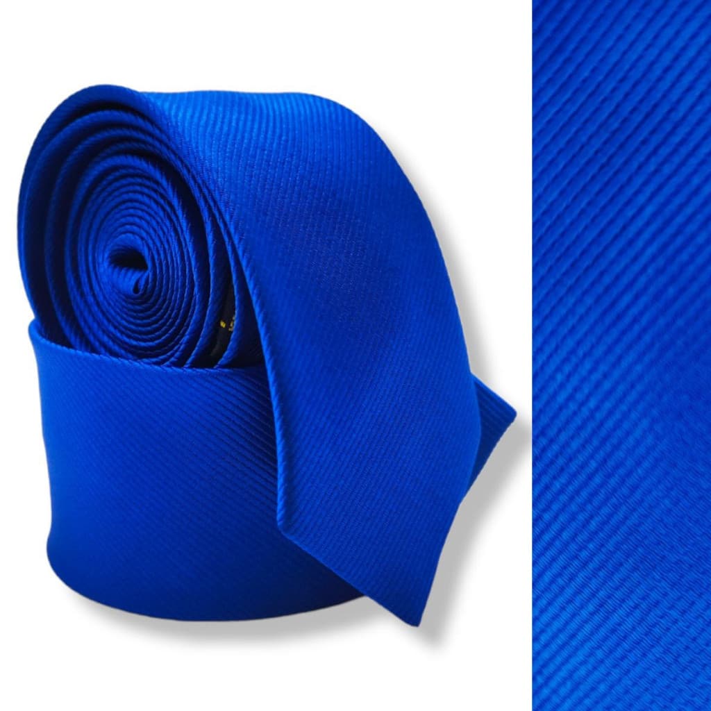 Uma gravata masculina azul-real com riscas de giz é uma escolha ideal para padrinhos de casamento.