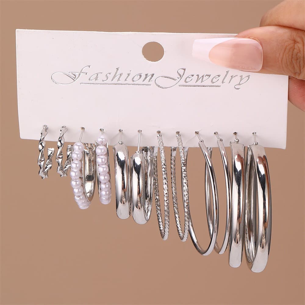 Um conjunto de 6 brincos de metal ou pérola com formato geométrico, em ouro ou prata, que exalam elegância e estilo.