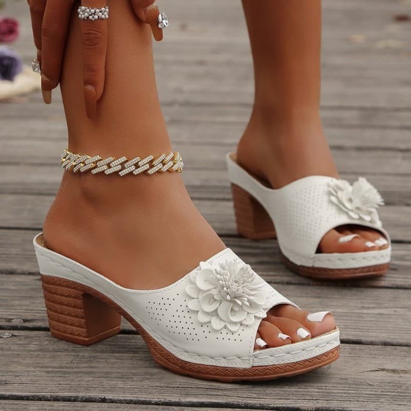 Sapatos Femininos 2025 Novos De Salto Grosso Praia Outerwear Chinelos Sandálias Femininas