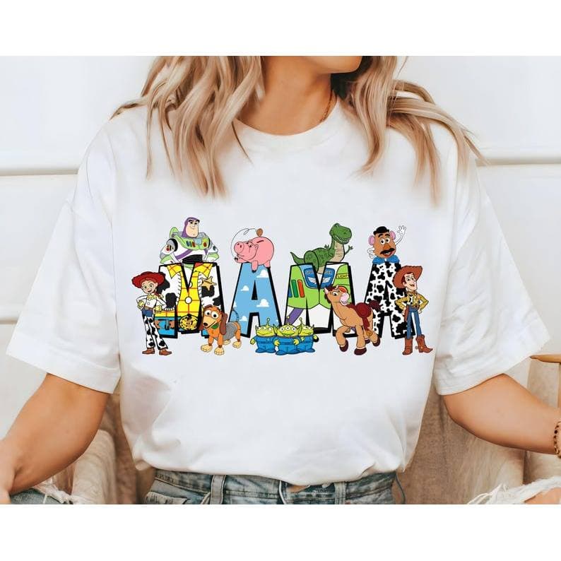 Camiseta Branca Feminina, Design com Personagens de Toy Story Formando "MAMA" e Estilo Vintage Disney
