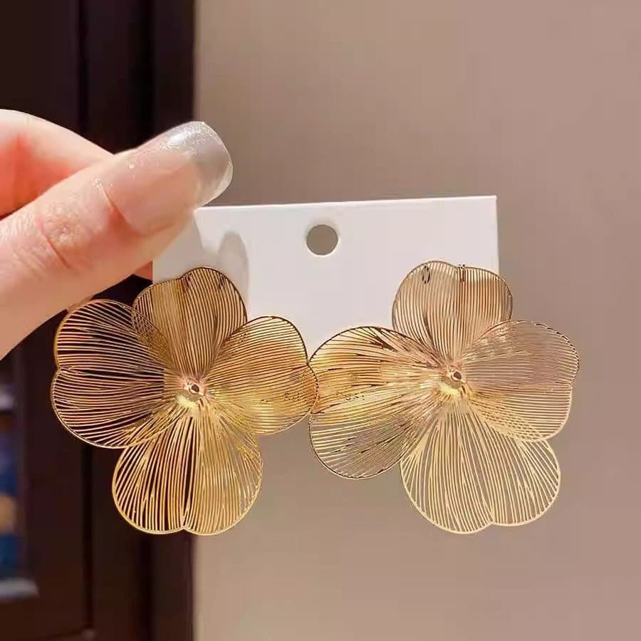 Brincos de metal grandes e exagerados em formato de flor, brincos florais minimalistas e elegantes, design de nicho com