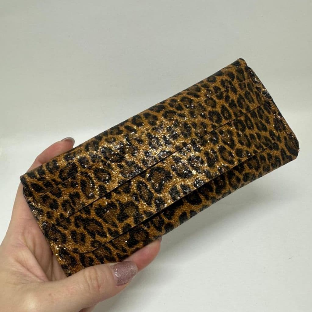 Porta-óculos de sol (case /capinha) em couro sintético animal print com forro macio + flanela brinde