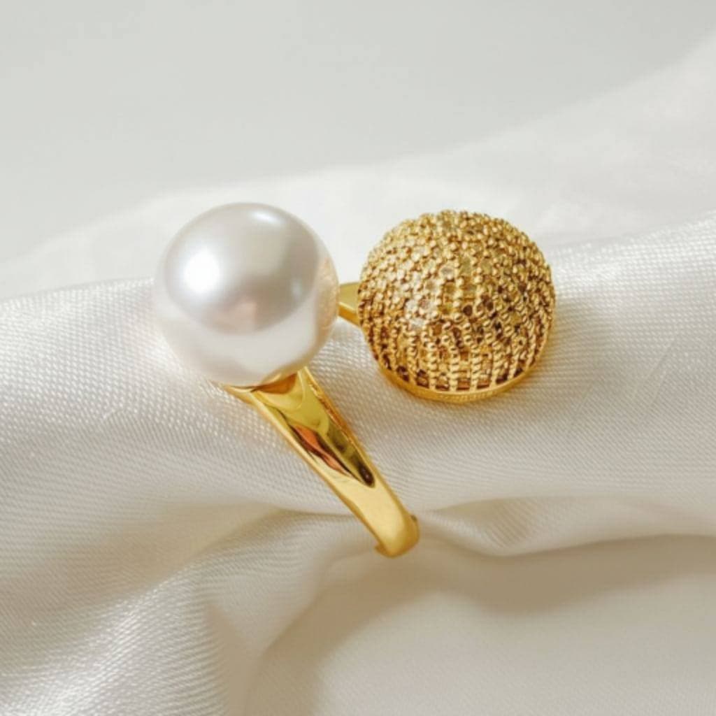 Anel Feminino Elegante Folheado com Pérola + Esfera Brilhante Ajustavel