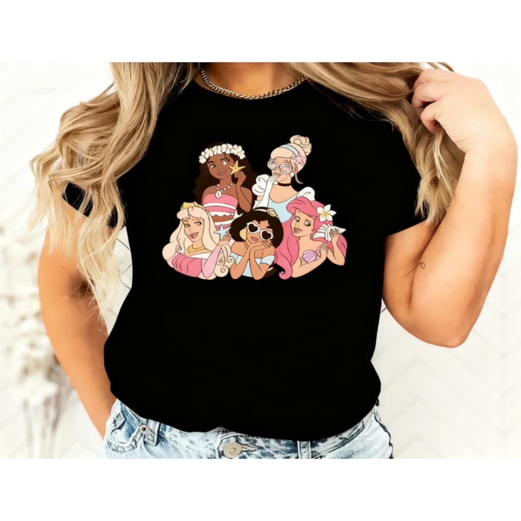 Camiseta Feminina Casual Plus Size Em Algodão Puro Com Estampa De Princesas Da Disney Em Festa Na Piscina