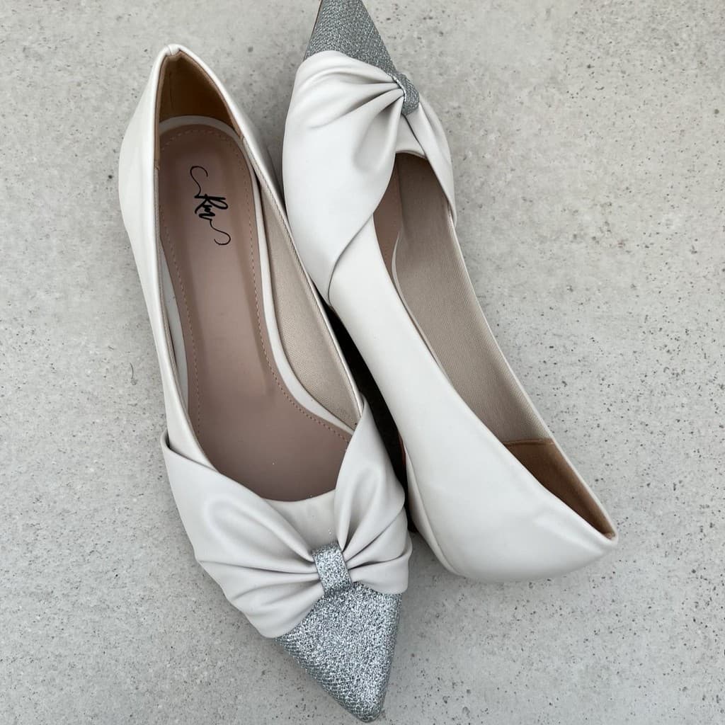 Scarpin Off White c/ Laço Prateado - Salto Mini 1,5cm /Salto baixo/Linha luxo /Salto bb confortável/Social/Linha Premium