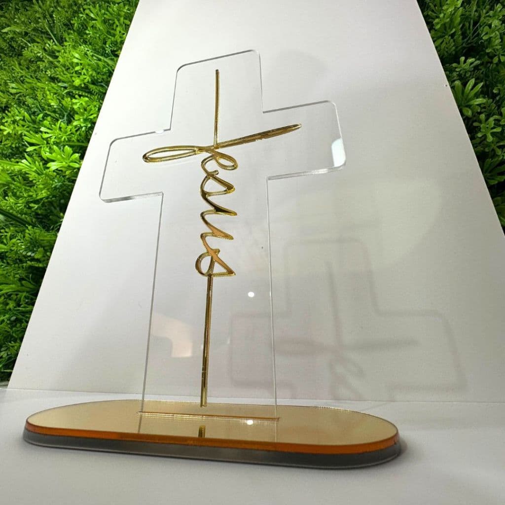 Cruz Decorativa Acrílica Jesus – Decoração Religiosa para Mesa e Ambientes