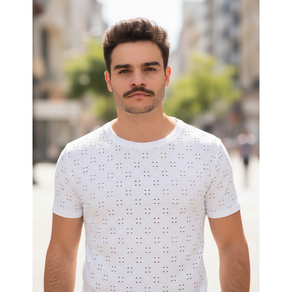 Camiseta Masculina Branca Vazada a Laser | Detalhes em Poá, Frescor e Estilo Casual