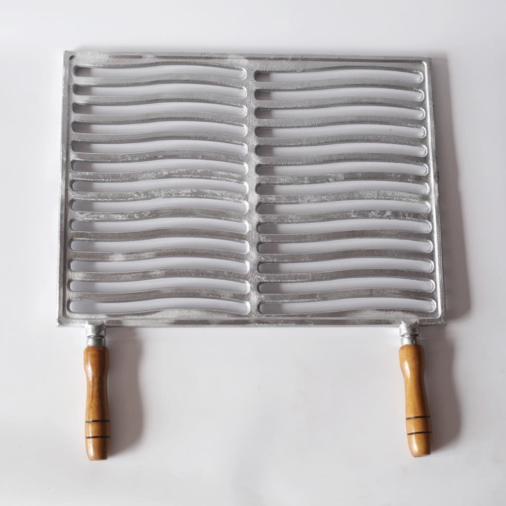 Grelha para Churrasco 40x30 em Alumínio Batido cabos madeira