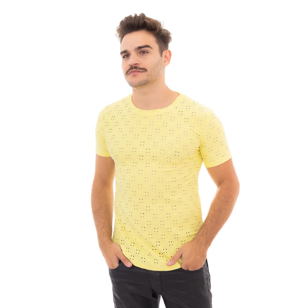 Camiseta Masculina Amarela Vazada a Laser | Detalhes em Poá, Balada, Verão, Estilo