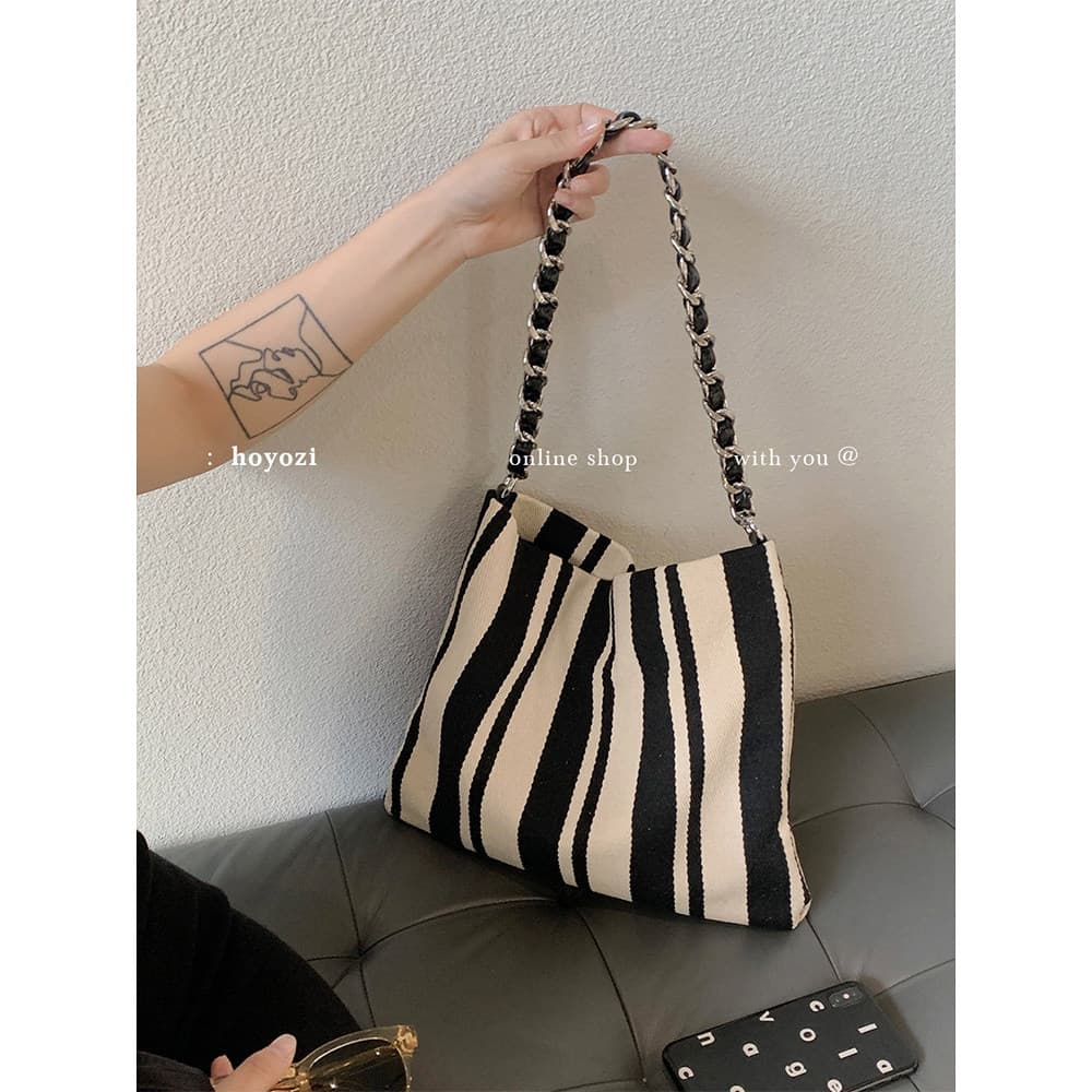 [Bolsa Xiaoyoujia] HOYOZI Bolsa para axilas com corrente de lona listrada feminina 2026 Novo estilo de um ombro preguiço