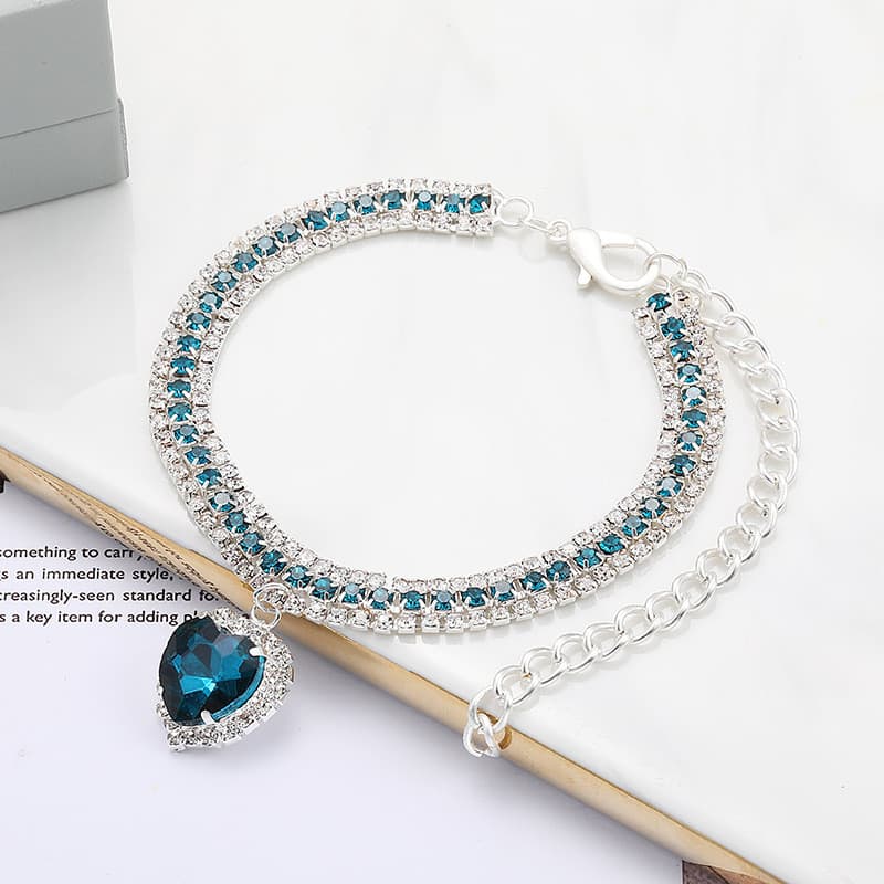 Acessório de colar de strass colorido de três filas para gatos e cães, pingente coração de cristal vermelho, azul e rosa