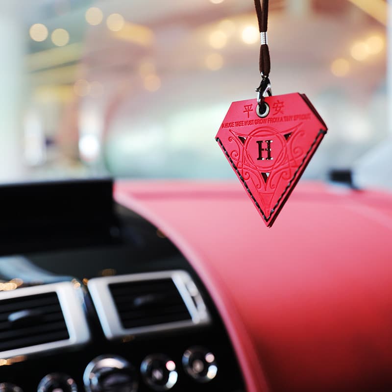 Pingente de carro triângulo seguro charme saco de couro espelho retrovisor pingente High-End acessórios do carro novo cr