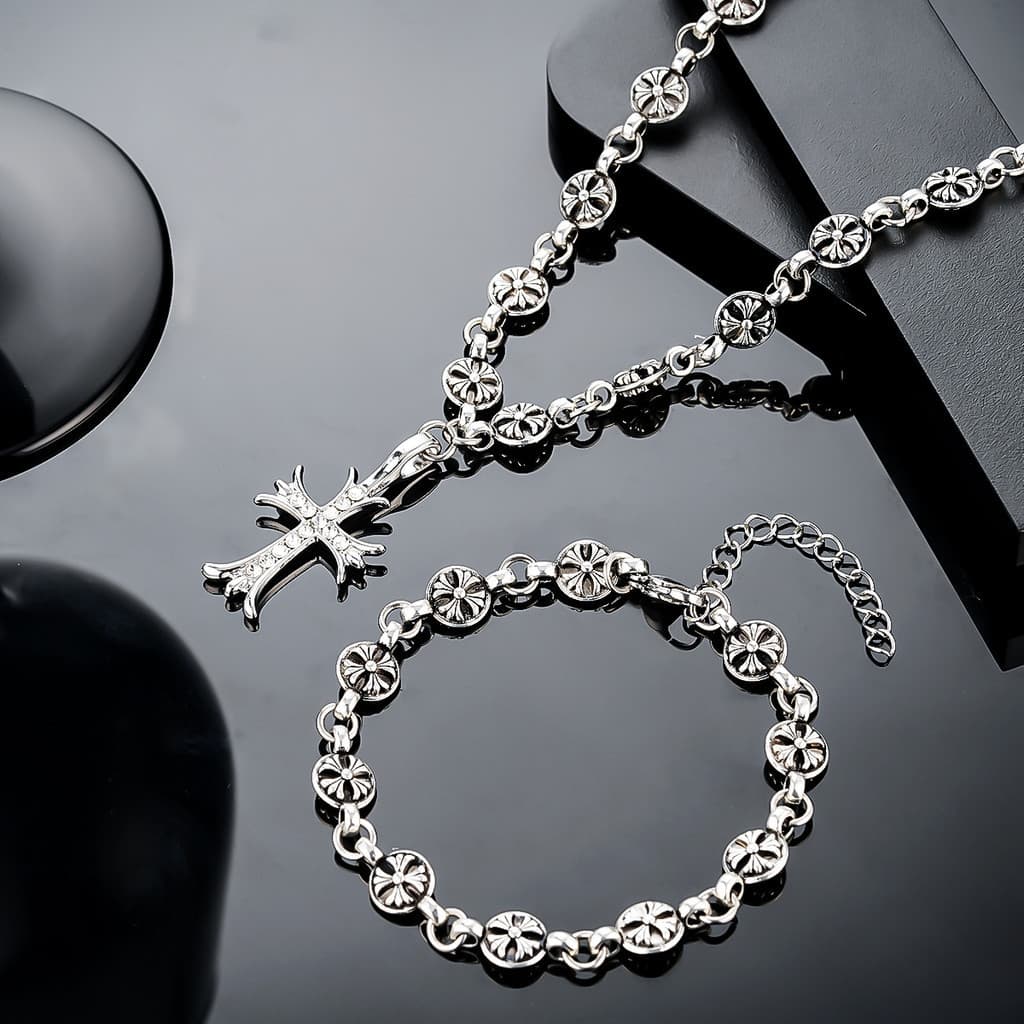 Colar com cruz, elegante e moderno, pulseira de design único, luxo discreto e sensação de alta qualidade.