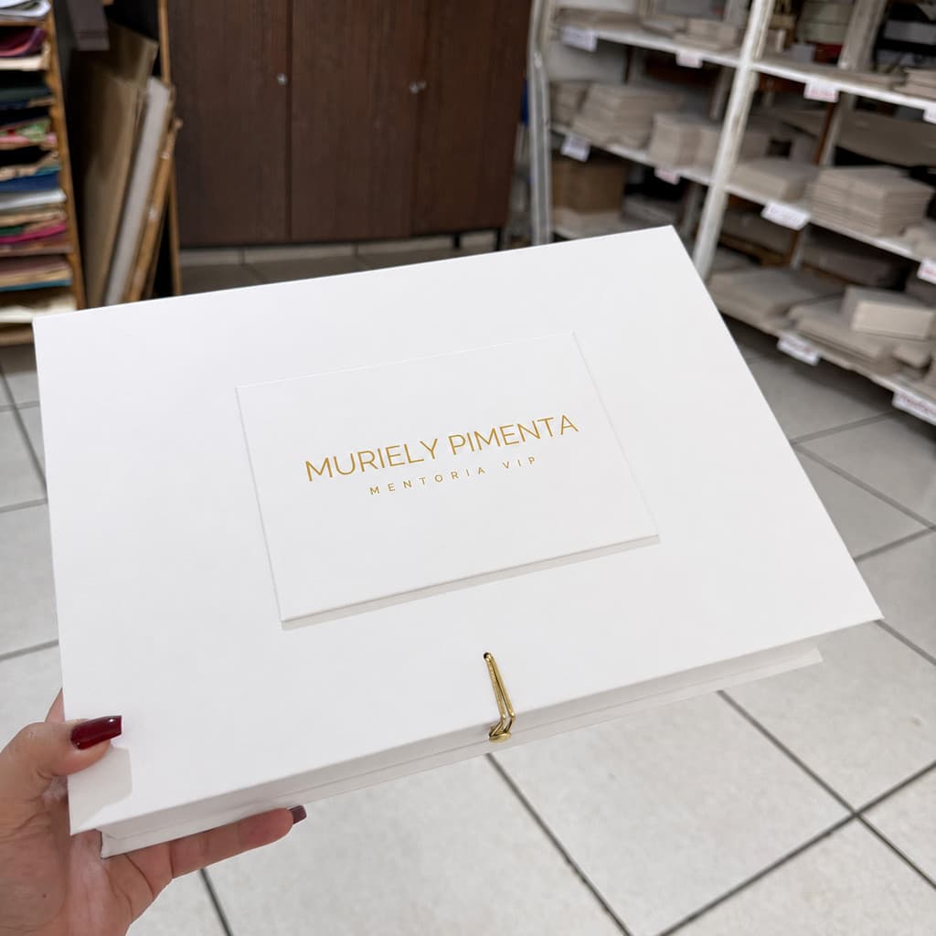 Caixa Cartonada Premium Personalizada Logo Metalizada Fechamento Cetim arrebite Lançamento Exclusivo