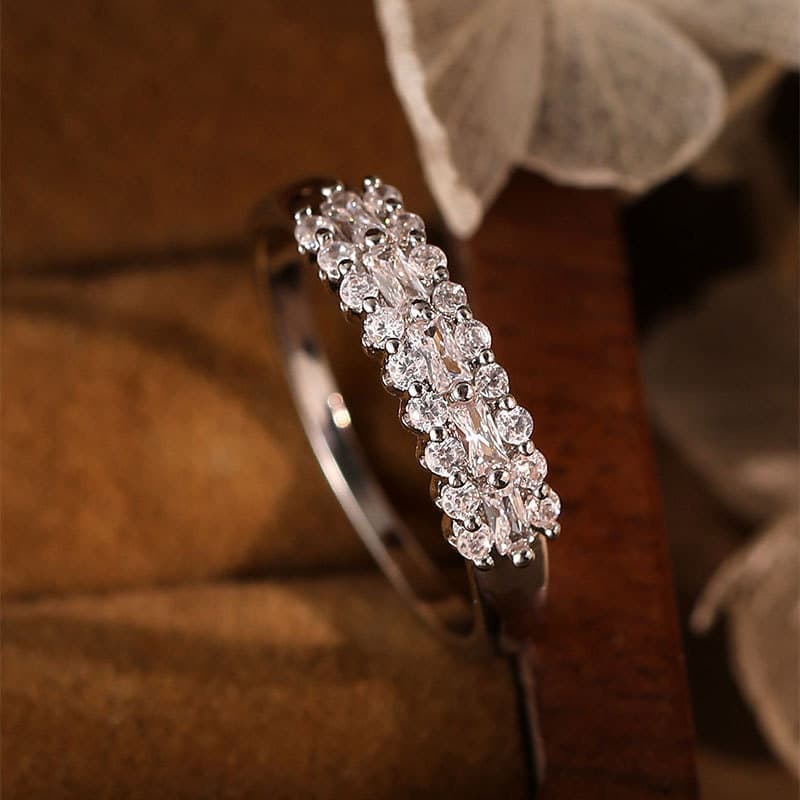 Anel Premium de diamante de três fileiras banhado a prata de cobre simples com Design de moda e zircão