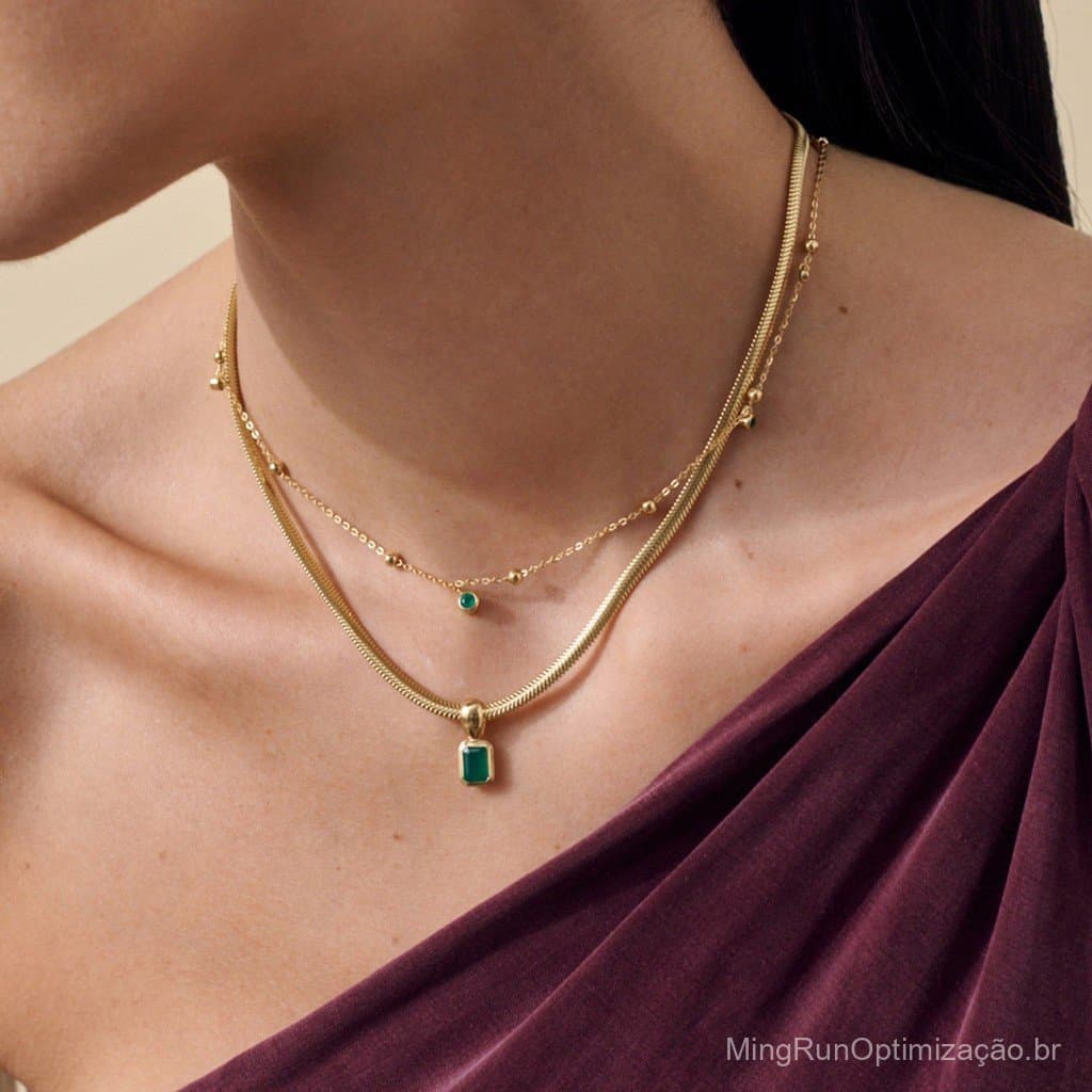 Colar Elegante e Versátil com Corrente de Osso de Cobra de Contas Quadradas de Diamante Branco e Esmeralda Luxuosa e Con