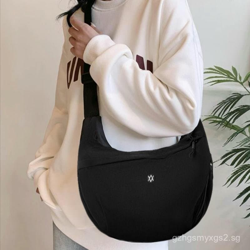 Bolsa de ombro feminina, leve e de grande capacidade, adequada para uso diário.