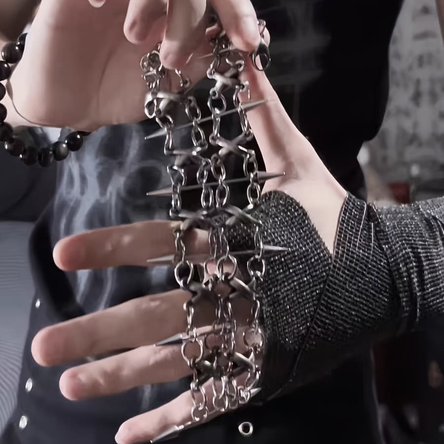 Uma pulseira feita à mão com um estilo punk industrial e detalhes góticos.