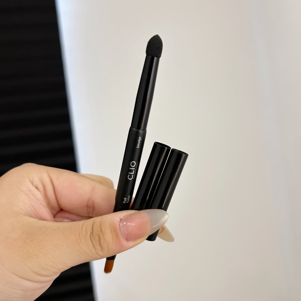 CLIO Pincel de sombra de duas cabeças com capa Esponja Cabeça Pincel de sombra Pincel de corretivo Pincel iluminador par