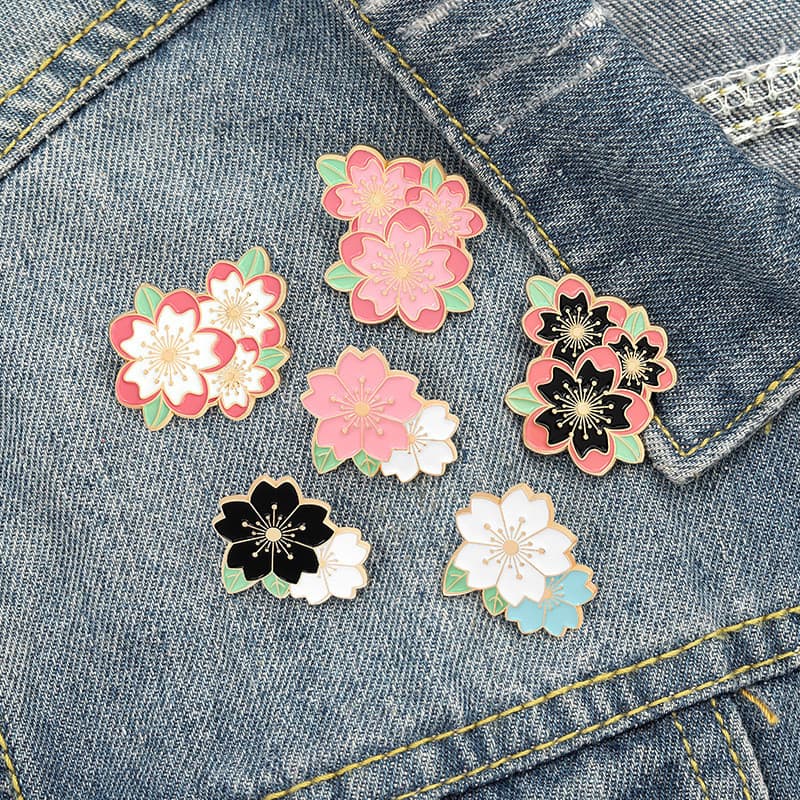1 Pçs Dos Desenhos Animados Flor De Cerejeira Broche Óleo Gotejamento Esmalte Pintura Rosa Pino Mochila Colar Crachá Ace