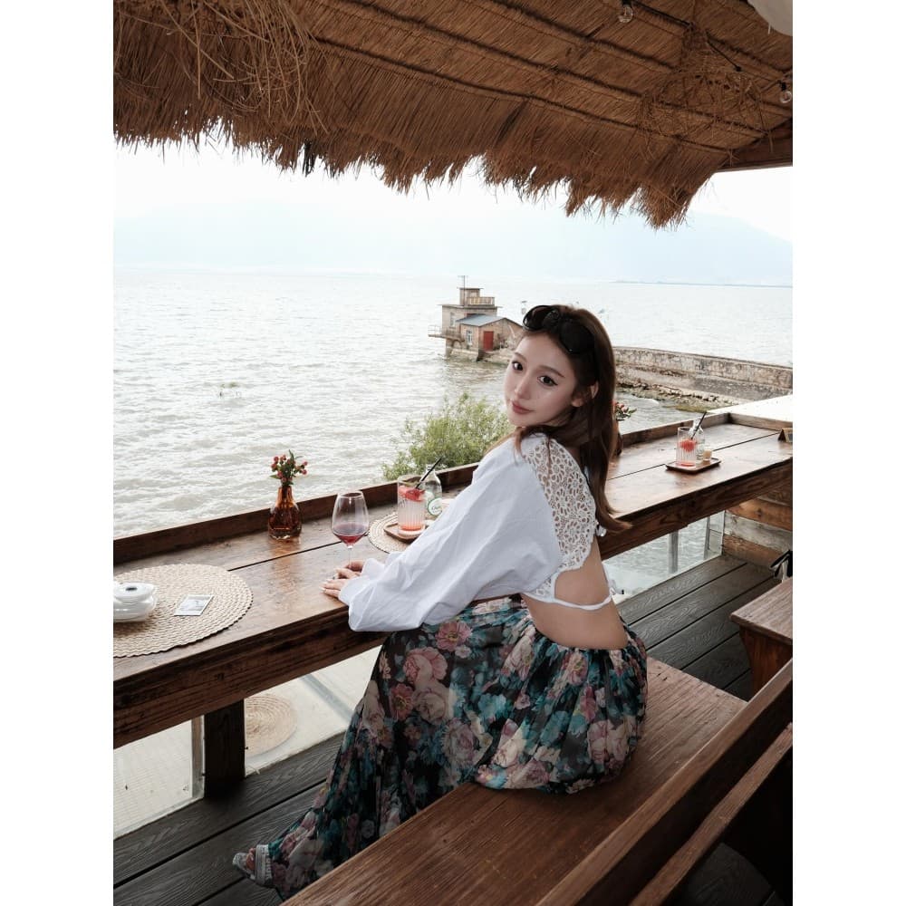 NALYSA Shenzhen Altos Produtos!Extravagante sentimento irmã real férias à beira-mar camisa oca branca terno saia estampa