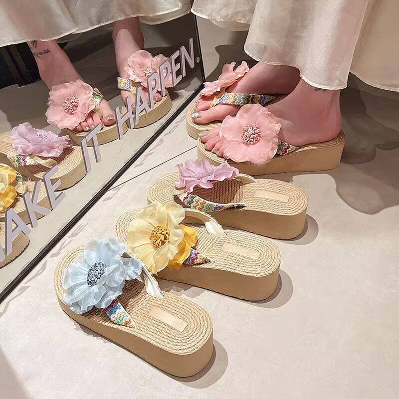 Novo estilo feminino palha sapatos de praia friso salto flor de sola grossa verão Flip-Flops