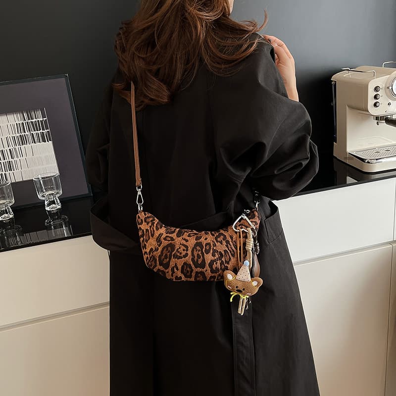 Retro leopardo impressão crescente saco feminino saco do mensageiro 2025 novo estilo único axilas saco legal ins estilo