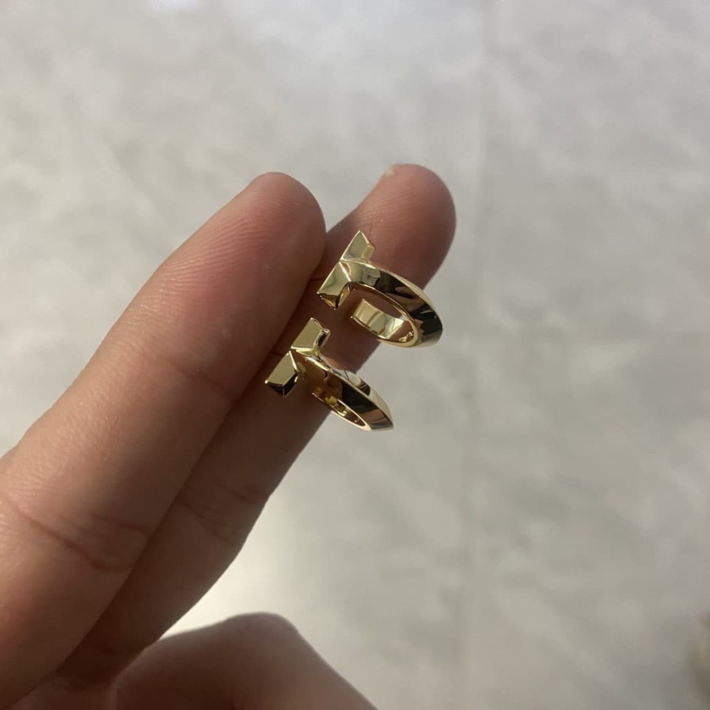 LVZK Glossy T1Earrings plated without diamonds18k Gold half-ring is unique, versatile, and light luxury T Shaped men's a