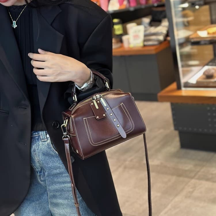 Bolsa feminina pequena bolsa quadrada 2025 novo estilo bolsa mensageiro outono inverno luz luxo nicho bolsa 2023 couro g