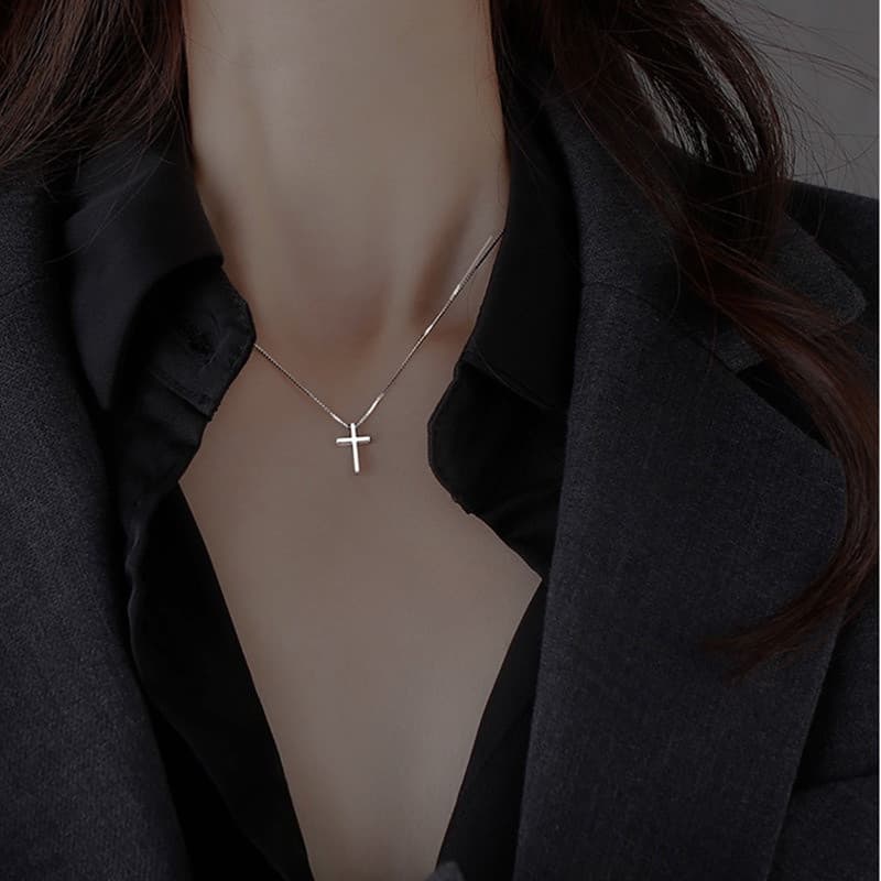 Colar de prata esterlina feminino simples e requintado S925, zircão incrustado e cruz