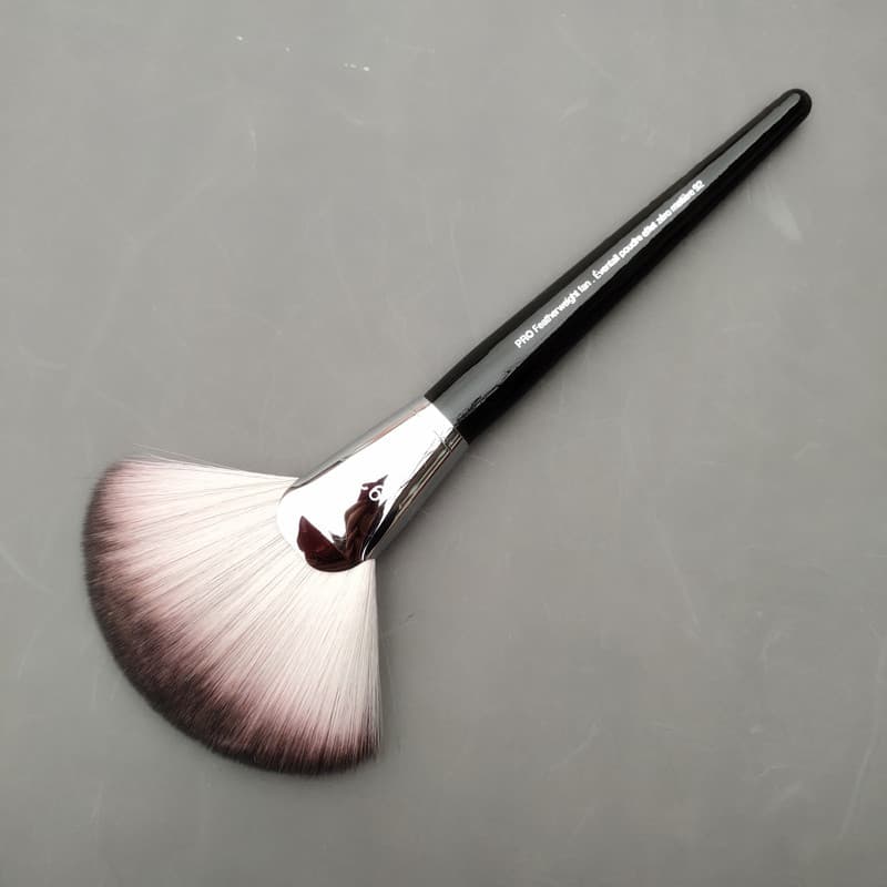 Seda No. 92 Pincel de pó solto em forma de leque Pincel de pó restante Destaque Blush Pincel de maquiagem Ferramenta de