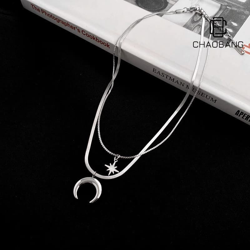 Colar de Aço Titânio de Dupla Camada com Estrela e Lua, Acessório Simples com Corrente de Cobra Plana para Uso em Camada