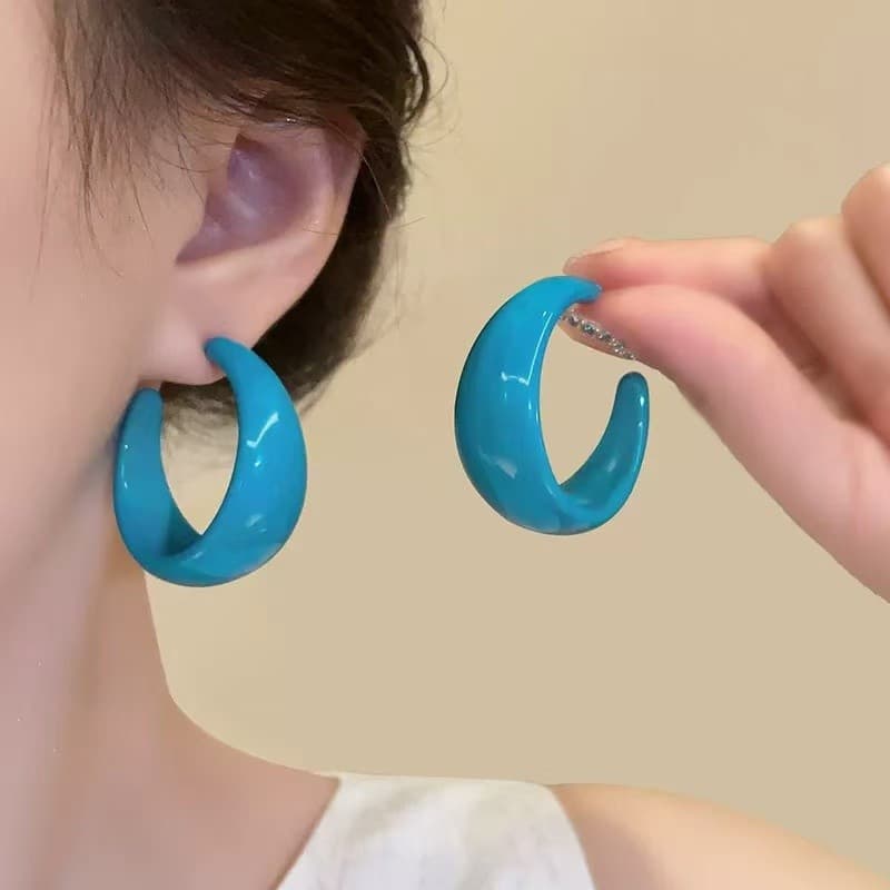 Brincos circulares em forma de C azul estilo Hong Kong retrô brincos geométricos exclusivos e exclusivos da moda