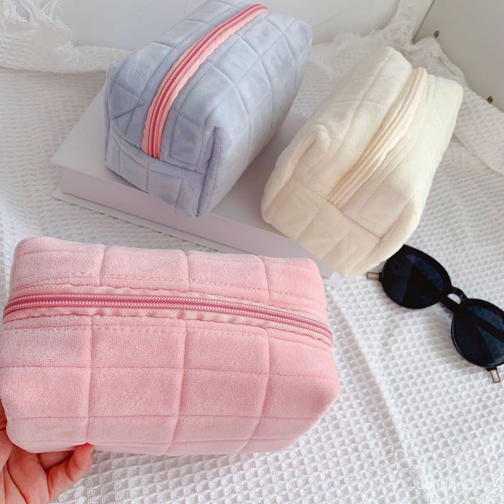 Bolsa de viagem espaçosa, adequada para guardar cosméticos e itens de higiene pessoal.