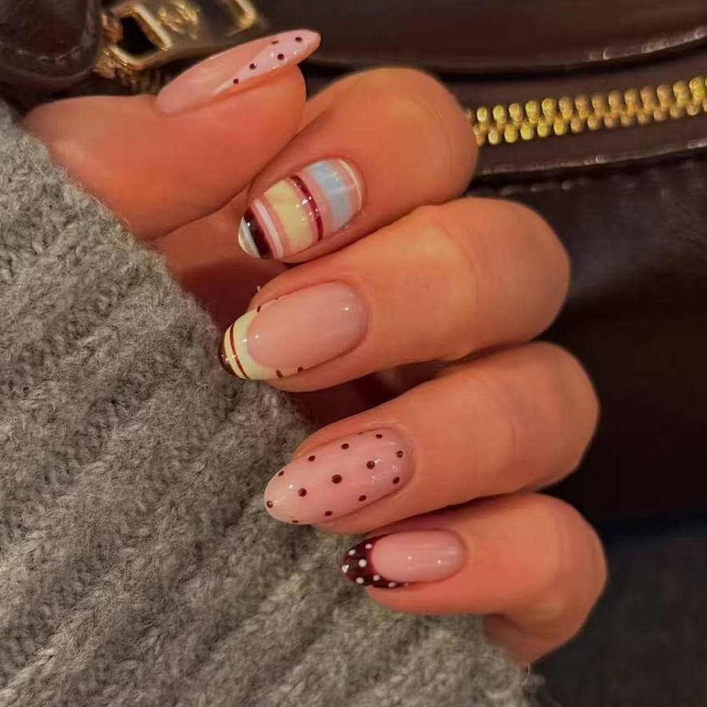Unhas Postiças Francesas com Bolinhas e Listras |     Unhas Postiças Ovais Elegantes RX41