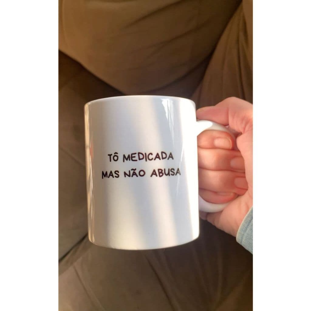 Caneca Exclusiva VHS Style 🧠 "Tô Medicada Mas Não Abusa" – Estilo Irônico, Presente Criativo