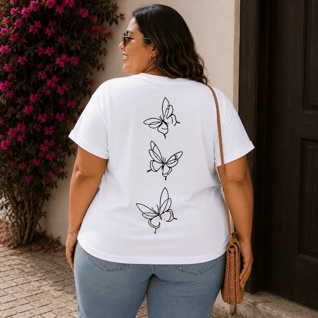 Camiseta Feminina Plus Size Borboletas Costas Estampa Minimalista Casual Confortável Manga Curta Blusa Oversized Moderna