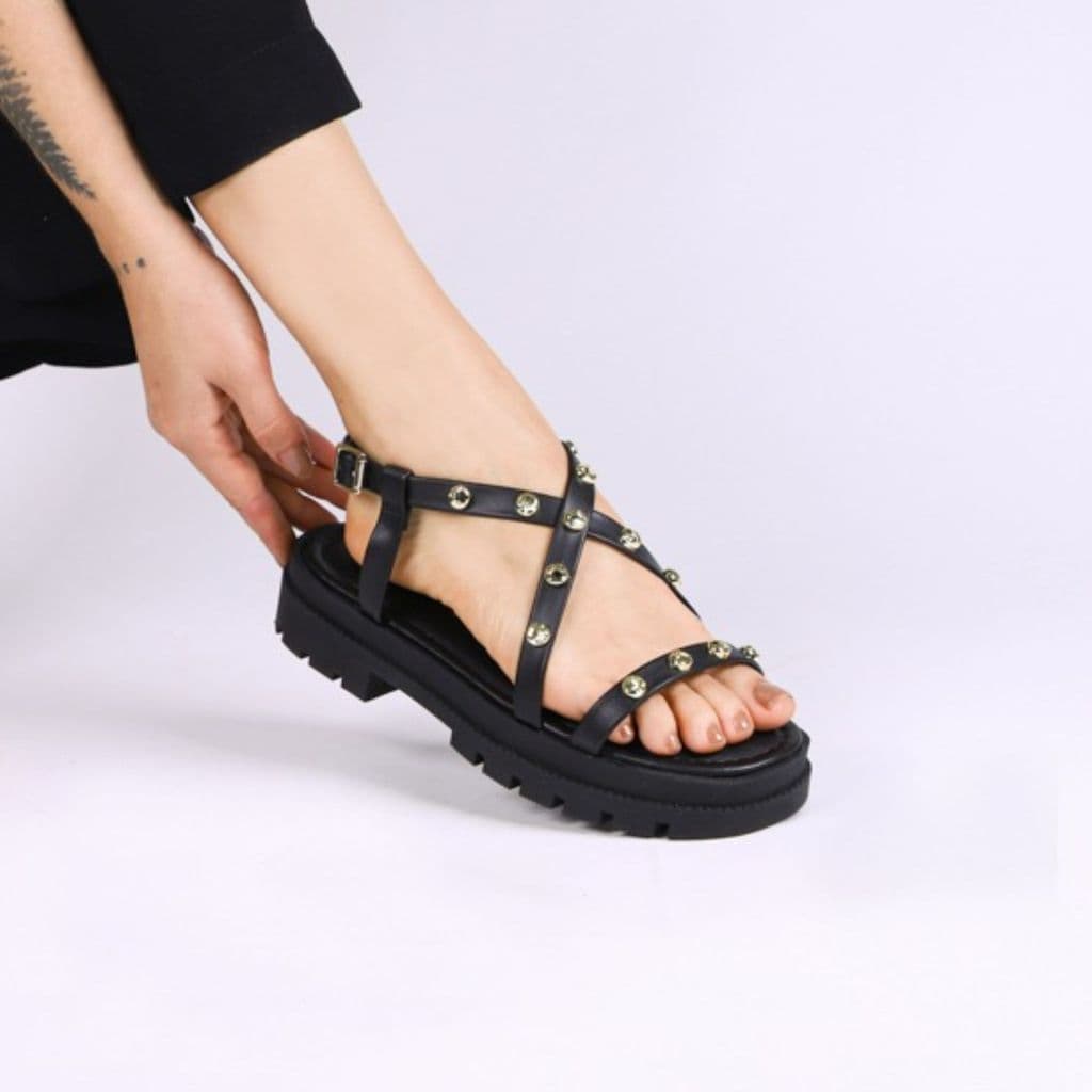 Sandália Feminina Via Uno Tiras com Tachas Preta Fivela Lateral Ajustável Original