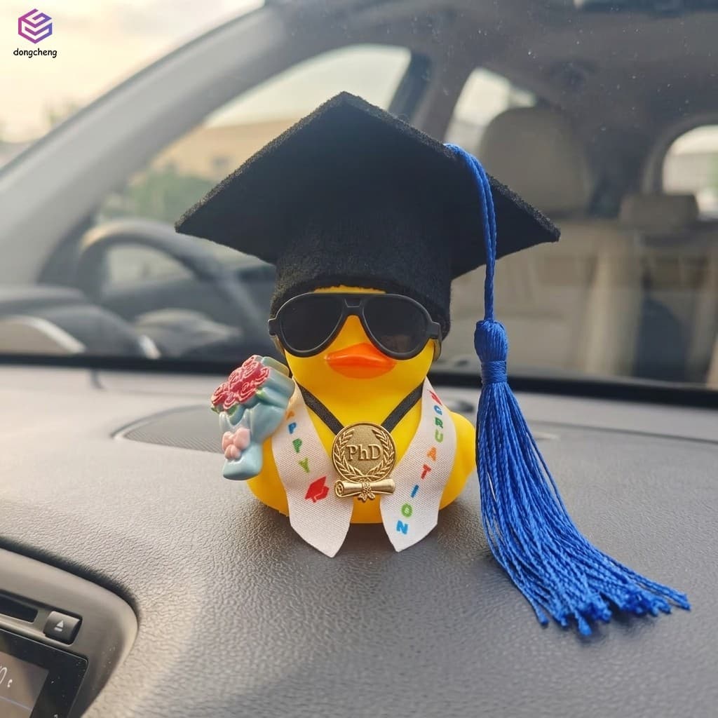 Graduação PhD Chapéu Pato Amarelo Ornamento De Carro Painel De PVC Decoração Base Antiderrapante Presente
