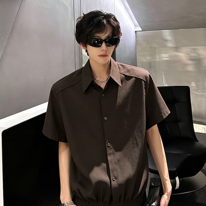 Verão Retro velho dinheiro estilo Mocha marrom cor sólida camisa de manga curta masculina sensação legal não-ferro rufiã