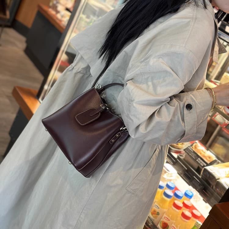Bolsa balde feminina All-Match grande capacidade 2025 outono inverno novo estilo bolsa de couro genuíno Commuter couro o