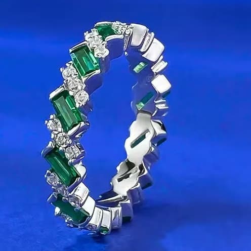 Anel Feminino Luxuoso e Elegante em Prata 925 com Zircônia Verde Brilhante/Branca, Joia de Noivado e Acessório Diário SJ