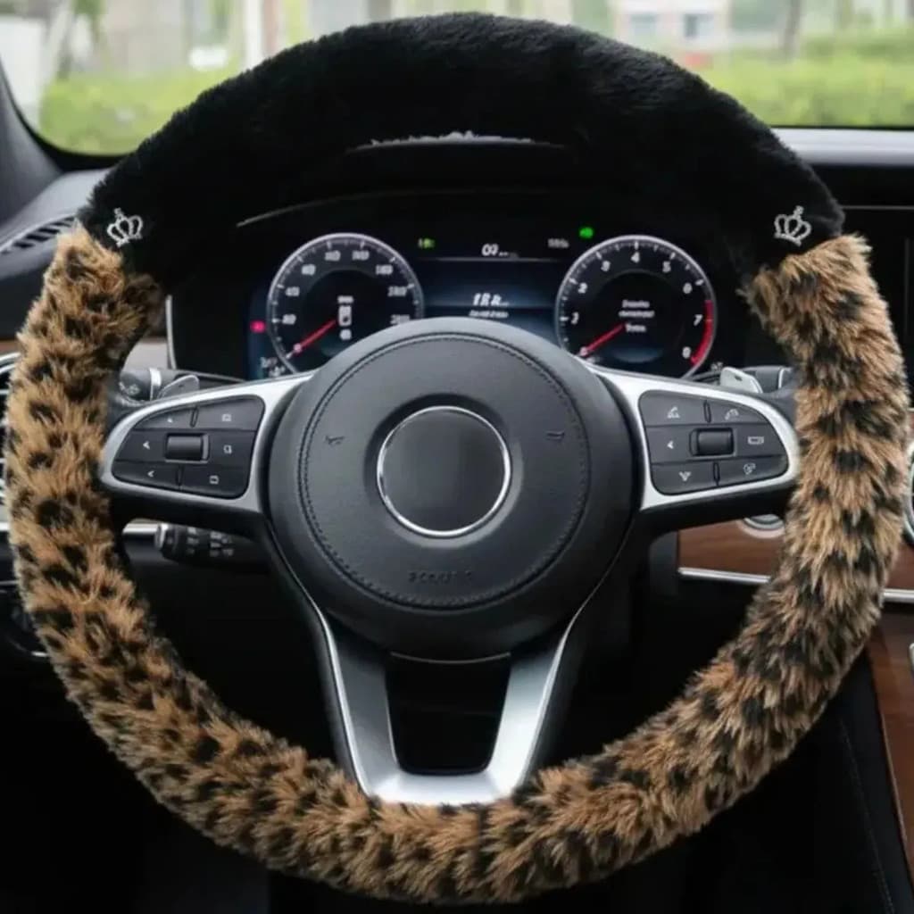 Capa De Volante Feminina Pelúcia Oncinha Animal Print C/ 2 Pingentes Universal 38cm Macia Luxo Carro