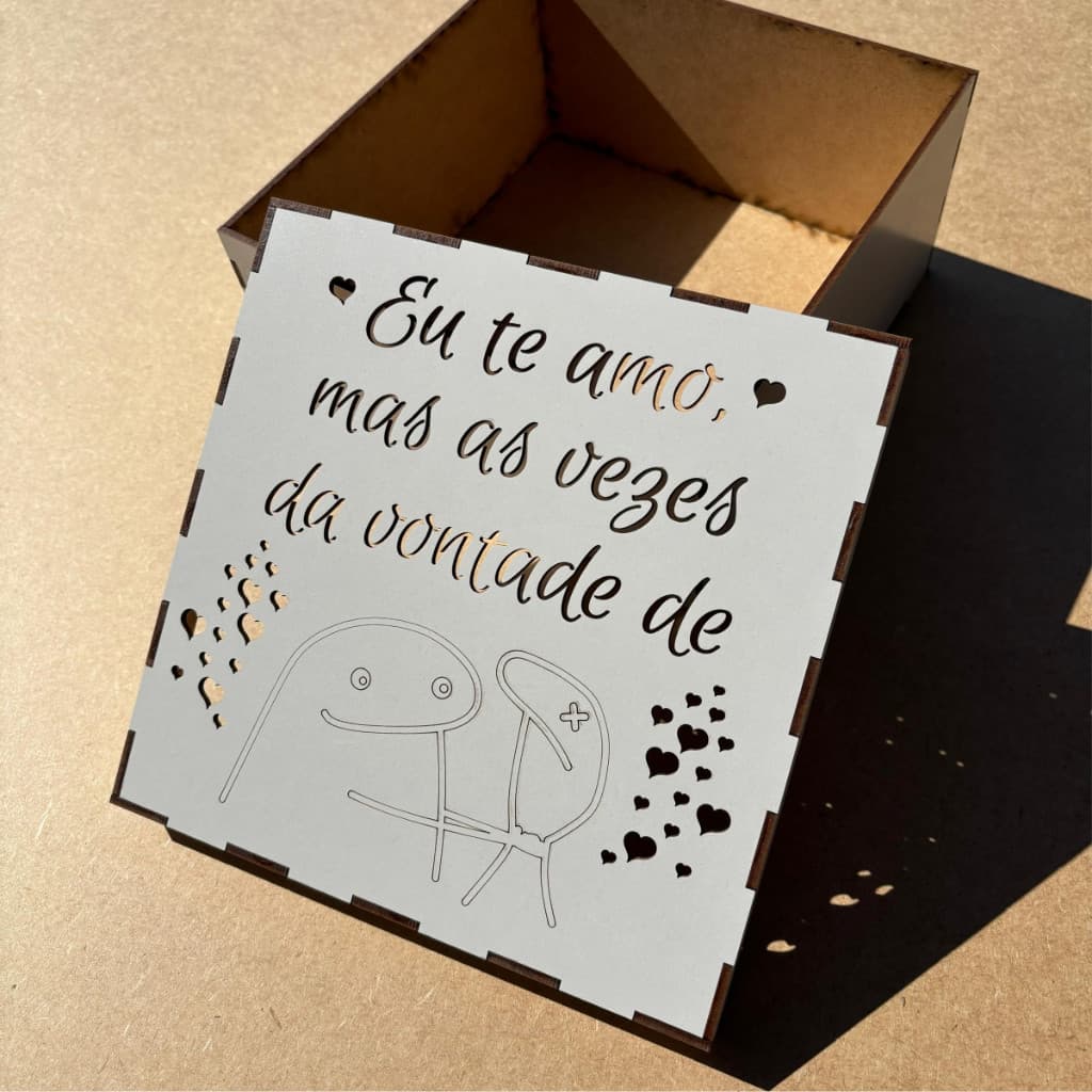 Caixa MDF Personalizada 20x20x10 com Frase Engraçada "Eu te amo, mas..." - Presente Criativo